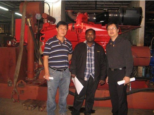 第三方检验机构、购货方、供货方代表在产品前合照